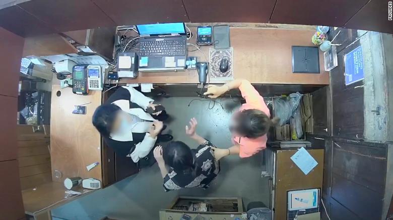 Esposa de embajador belga reclama inmunidad diplomática tras abofetear a asitente de una tienda