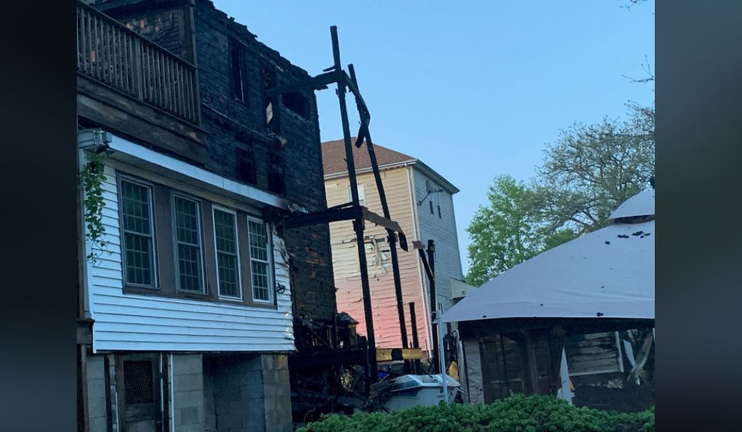 Incendio desplaza a seis familias de dos casas en Fall River