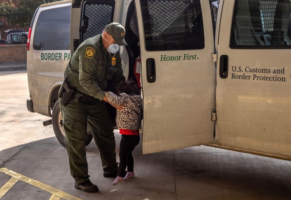 Niñas que aparecieron solas en Texas habían sido secuestradas y golpeadas en México