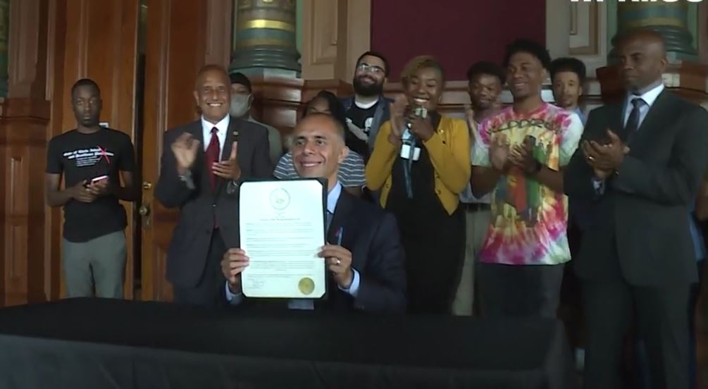 Elorza firma orden para que el Juneteenth day se declare fiesta de la ciudad