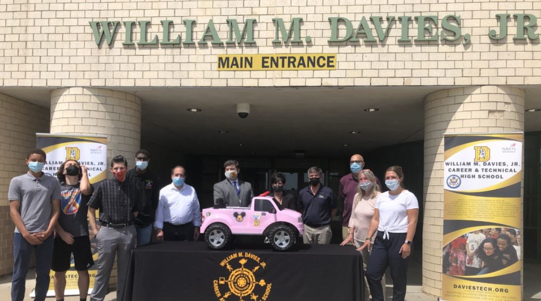 Estudiantes regalan pequeños coches para niños con problemas de movilidad
