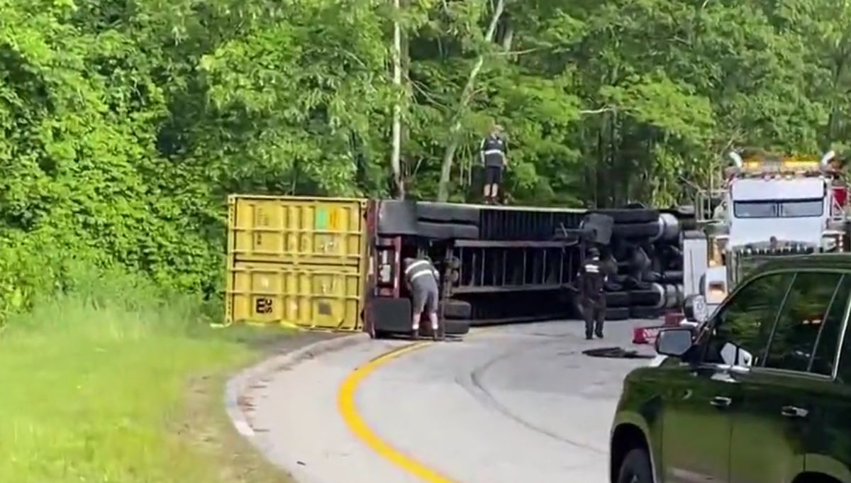 Un herido tras el vuelco de un tractor-remolque en Hopkinton I-95 Sur