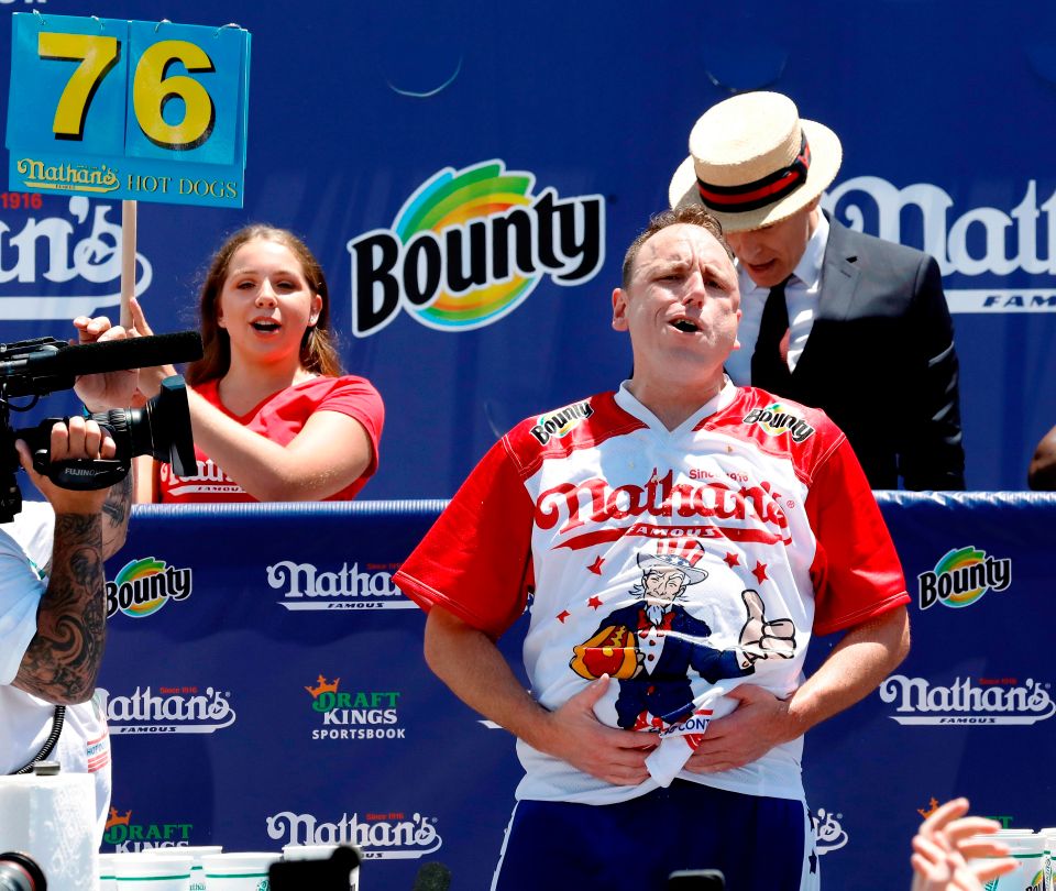 76 hot dogs devorados en 10 minutos: nuevo récord mundial