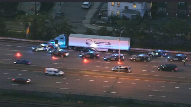 Conductor de camión muere tras quedar atrapado entre dos coches en Brighton