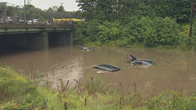 Las inundaciones sumergen 4 coches en la Ruta 20 en Worcester