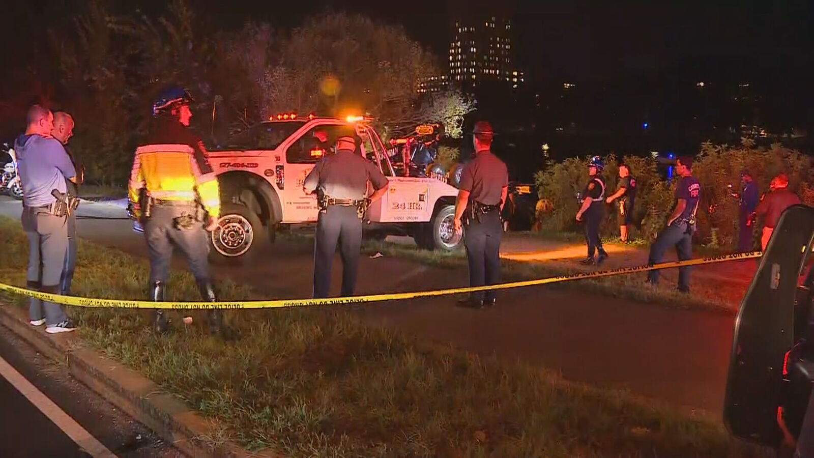 El equipo de remo rescata a un hombre tras caer su coche al río Charles