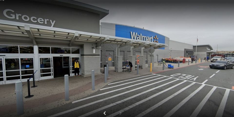 Hombre es atacado con un machete en Walmart