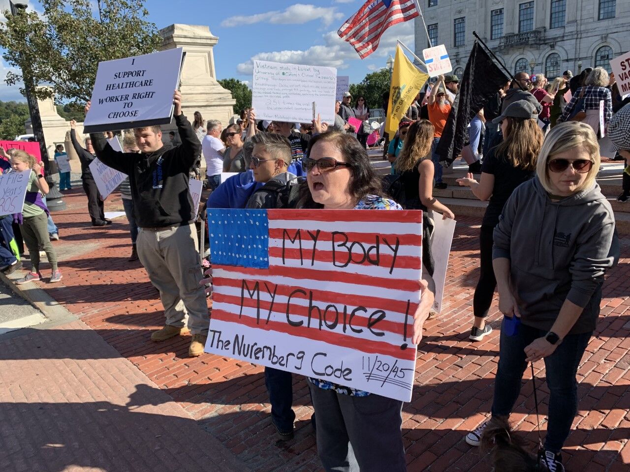 Personal médico suspendidos por no cumplir con el mandato de vacunación