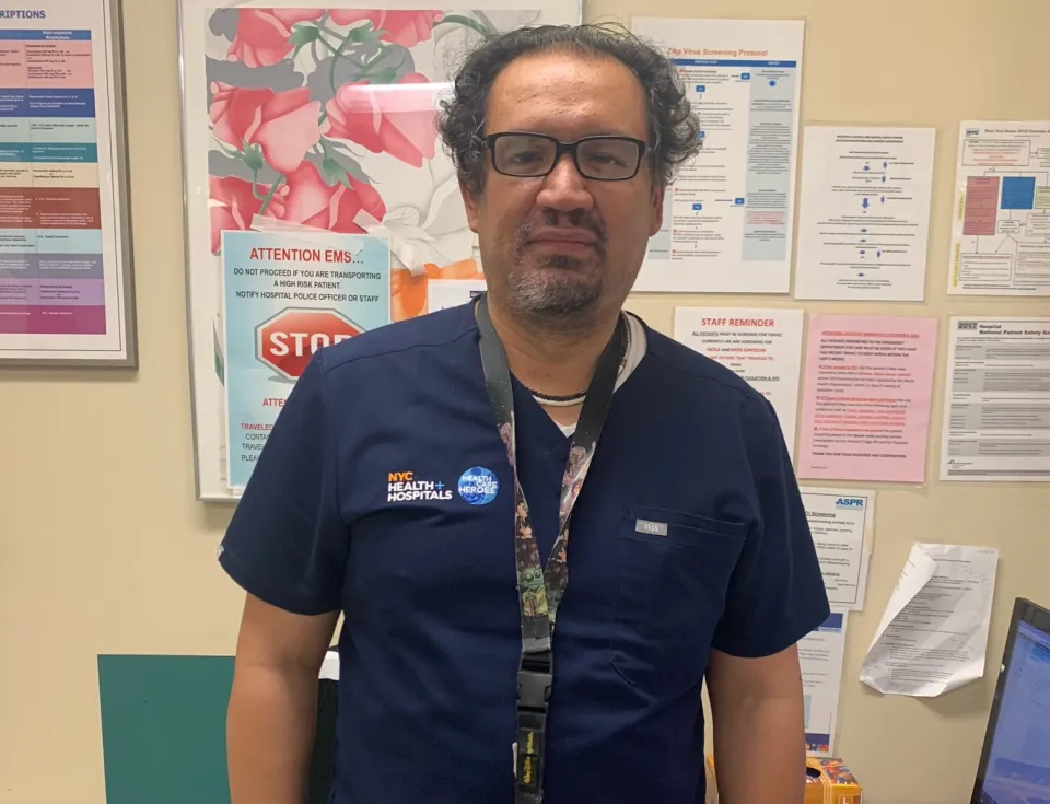 Enfermero trabajando en un campo dominado por mujeres