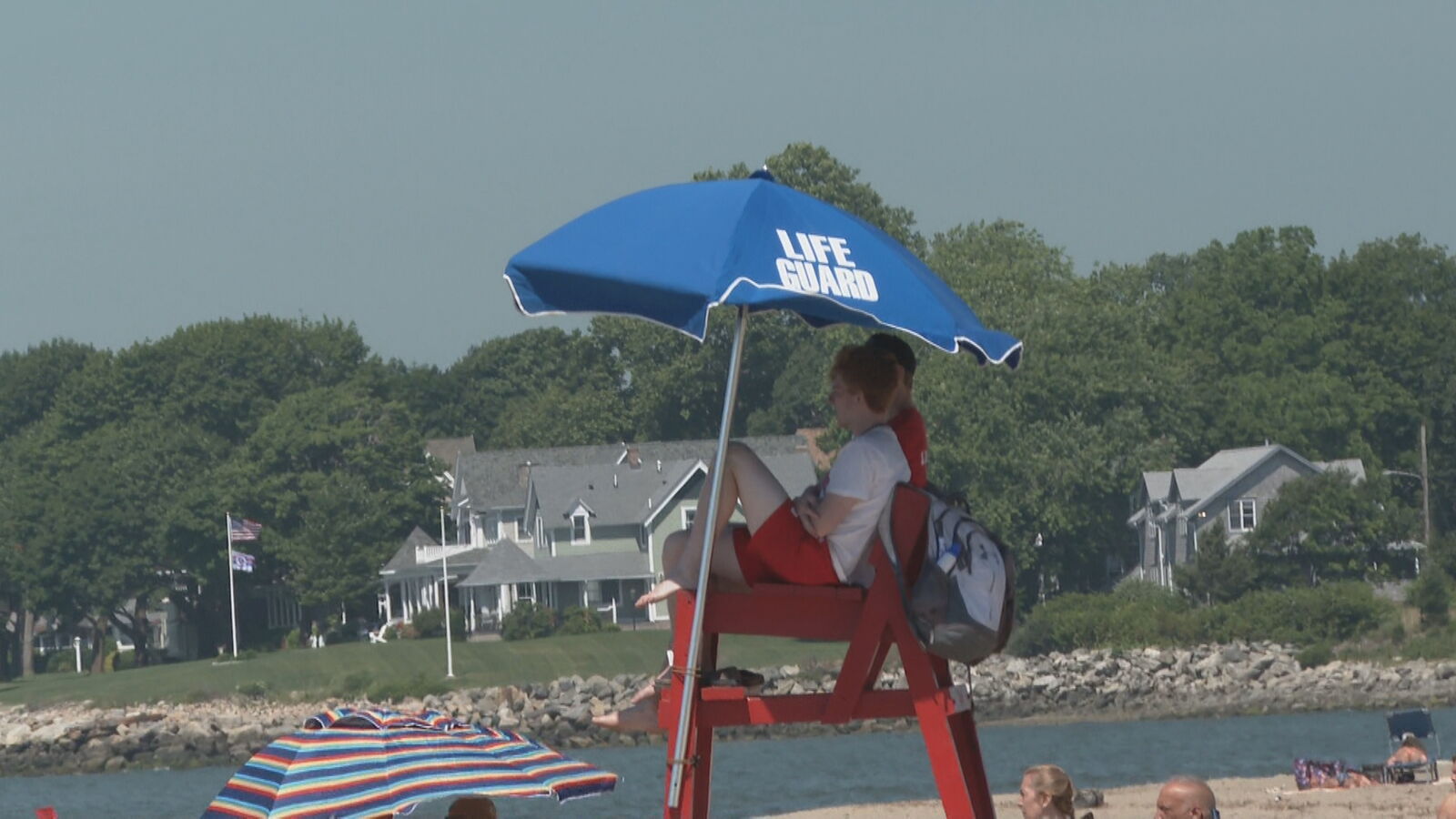 Las playas del estado de Rhode Island se enfrentan a la escasez de socorristas