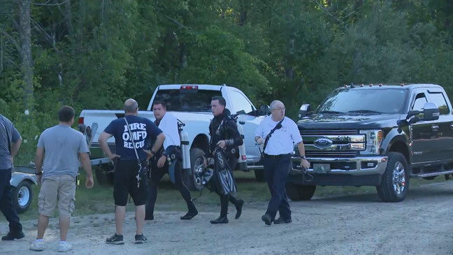 Un equipo de buceo recupera un cuerpo del agua en North Smithfield