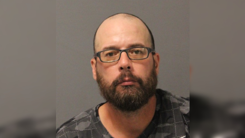 Hombre acusado de intentar forzar vehículos en Dartmouth