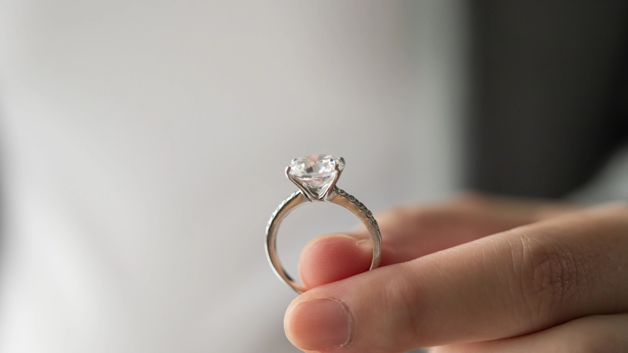 Desconocido que detecta metales recupera el anillo de una mujer