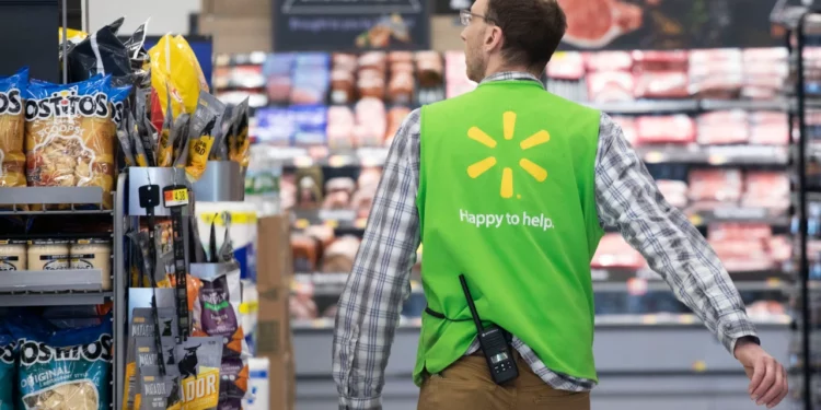 Walmart y Target comienzan las vacaciones antes de tiempo para aliviar la inflación