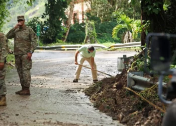 Huracán Fiona alcanza la categoría 4 y avanza hacia el norte dejando destrucción