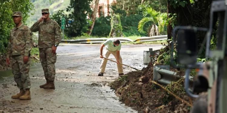 Huracán Fiona alcanza la categoría 4 y avanza hacia el norte dejando destrucción