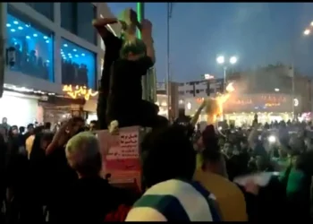 Mujeres en Irán queman sus hiyabs mientras miles protestan por la muerte de Mahsa Amini