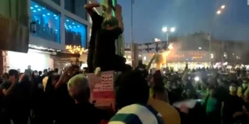 Mujeres en Irán queman sus hiyabs mientras miles protestan por la muerte de Mahsa Amini