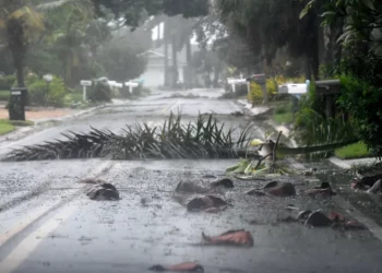 Huracán Ian toca tierra en Florida y comienza a causar destrozos