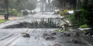 Huracán Ian toca tierra en Florida y comienza a causar destrozos