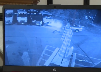 Increíble»: Un coche se estrella contra un negocio de Pawtucket