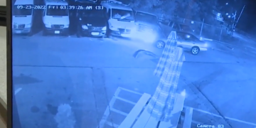 Increíble»: Un coche se estrella contra un negocio de Pawtucket