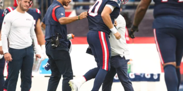 El QB de los Patriots, Jones, se retira con una lesión en la pierna tras el tercer pick