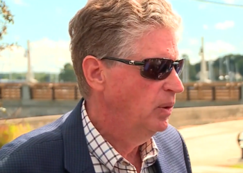 McKee se reafirma en los aumentos de sueldo del gabinete a pesar de las críticas