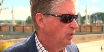 McKee se reafirma en los aumentos de sueldo del gabinete a pesar de las críticas