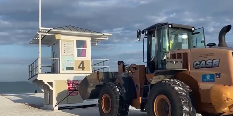 Un nativo de RI huye de la universidad de Tampa antes de que llegue el huracán