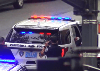 Hombre acusado de golpear la puerta del coche en el brazo del juez