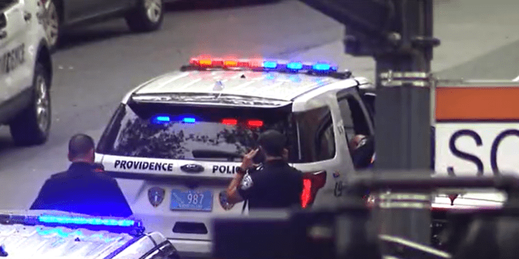 Hombre acusado de golpear la puerta del coche en el brazo del juez