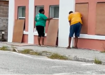 El poderoso huracán Fiona pasa por las Bermudas y luego se dirige a Canadá