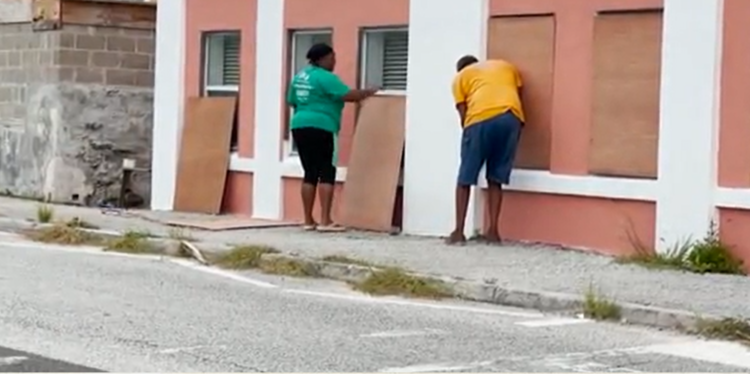 El poderoso huracán Fiona pasa por las Bermudas y luego se dirige a Canadá