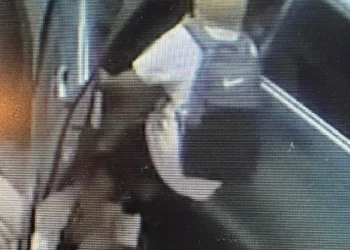 La policía: Robo de coche en Providence con 2 niños dentro