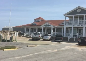 Ballard’s tiene que retirar el bar tiki y otras estructuras