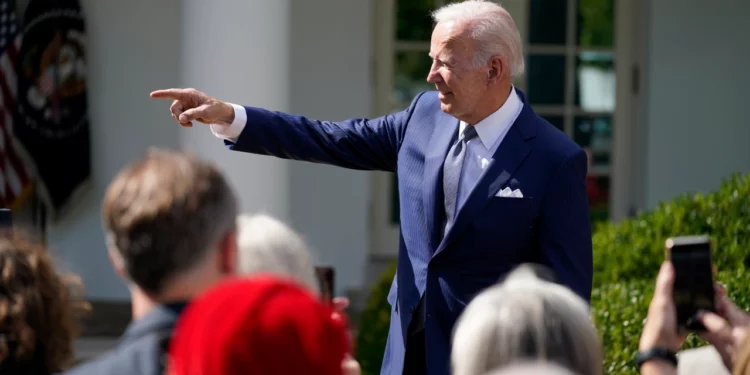 Biden mantiene el objetivo de admisión de refugiados en 125.000