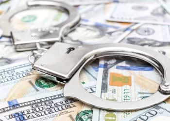 3 contratistas acusados de robar miles de sueldos