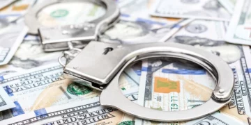 3 contratistas acusados de robar miles de sueldos