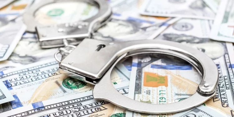 3 contratistas acusados de robar miles de sueldos