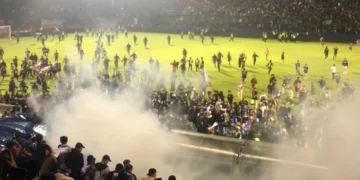 Tragedia en Indonesia: al menos 125 muertos en estampida en un estadio de fútbol