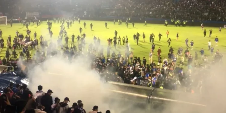 Tragedia en Indonesia: al menos 125 muertos en estampida en un estadio de fútbol