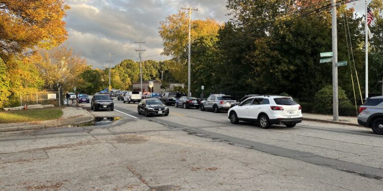 La policía captura a 2 sospechosos en un asalto a una casa
