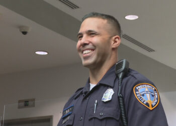 Un policía de Providence va más allá en cualquier idioma