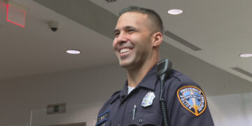 Un policía de Providence va más allá en cualquier idioma