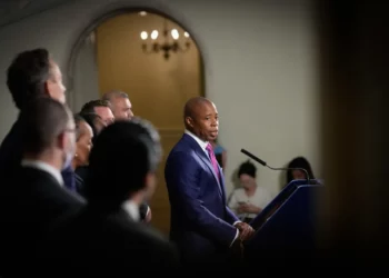 Alcalde Adams: la crisis migratoria está estrangulando el presupuesto de la Ciudad