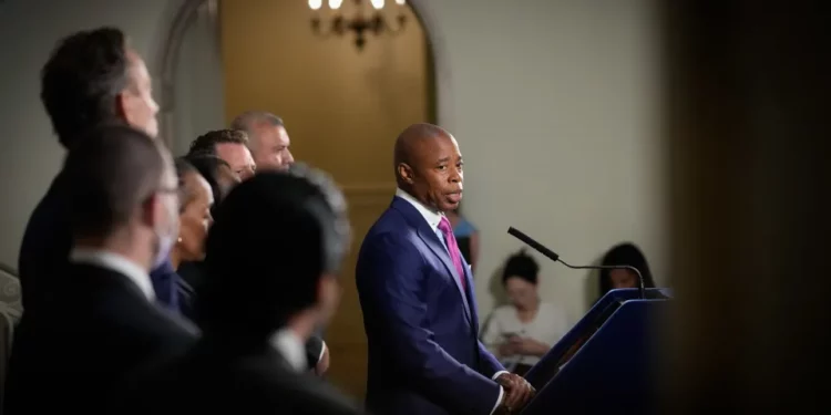 Alcalde Adams: la crisis migratoria está estrangulando el presupuesto de la Ciudad