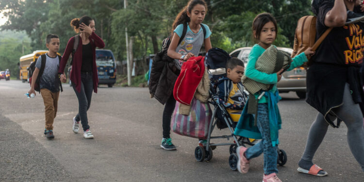 Autoridades enviaron a decenas de niños migrantes no acompañados a Nueva York