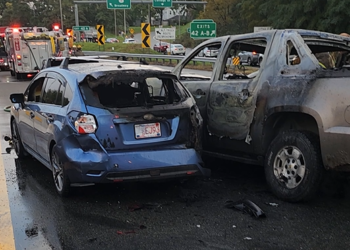 Un accidente violento en Pawtucket envía a dos personas al hospital y quema tres vehículos