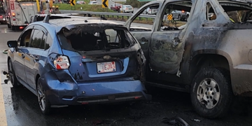 Un accidente violento en Pawtucket envía a dos personas al hospital y quema tres vehículos